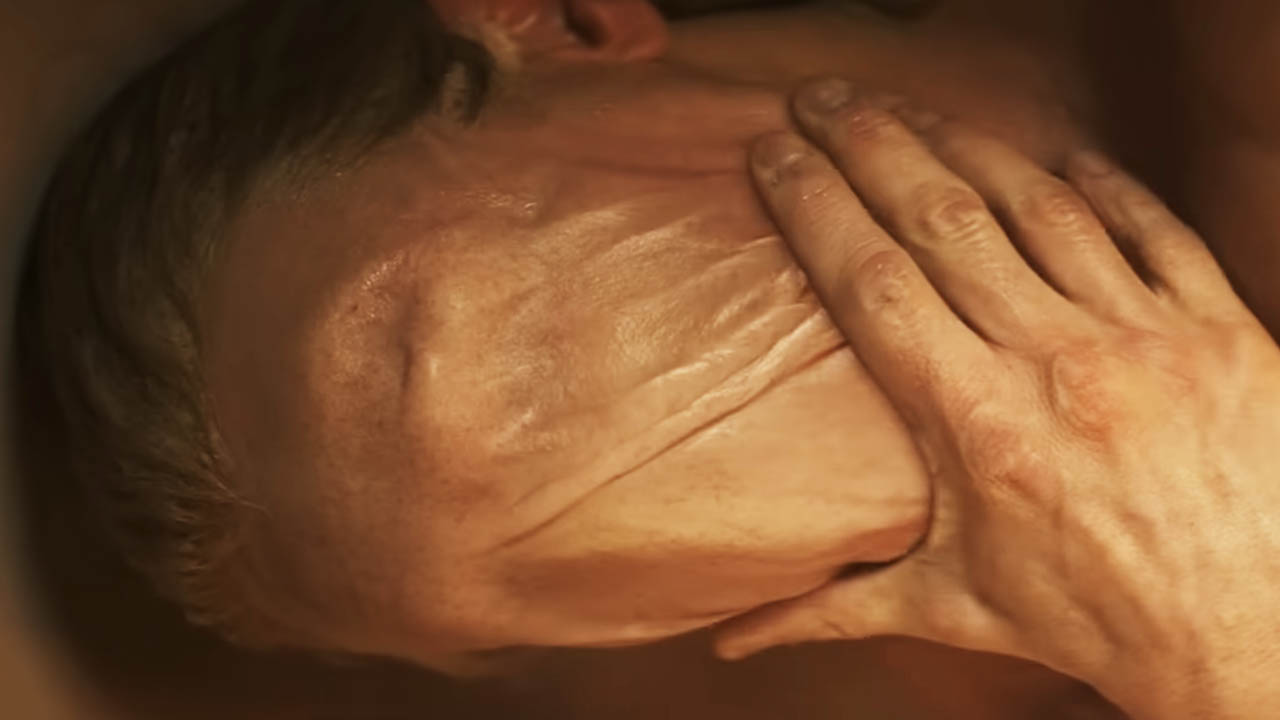 Muž s roztékajícím se obličejem. Noční můra ožívá v děsivém traileru