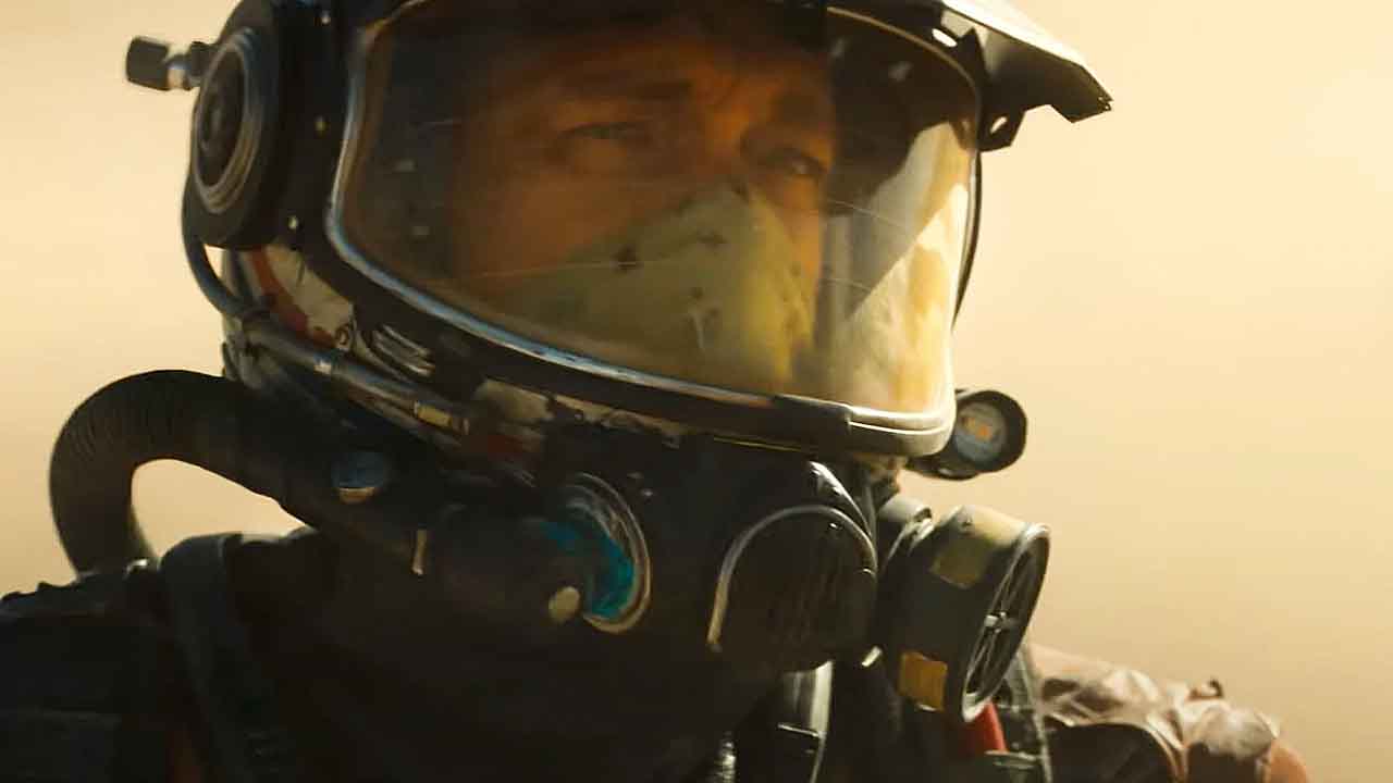 Postapokalyptická sci-fi s Tomem Hanksem baví svět už 4,5 roku. V kinech ji nikdo neviděl