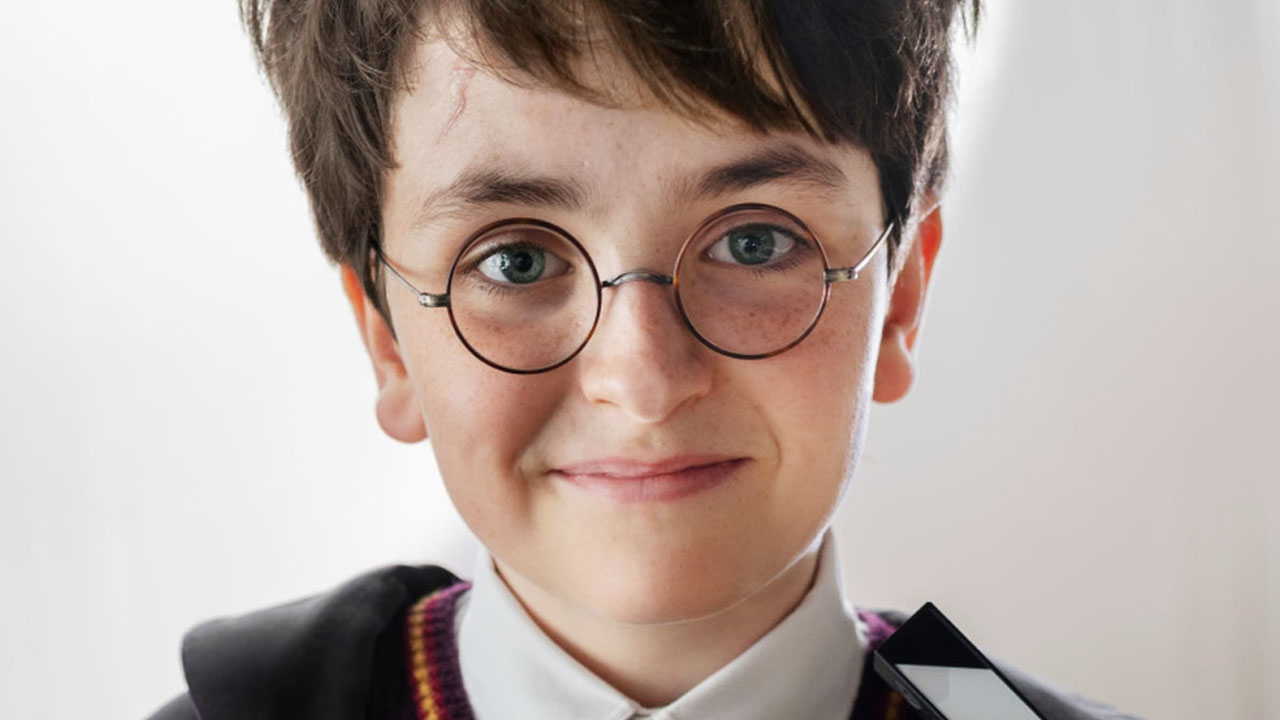 První fotka ze seriálového Harryho Pottera láká na famfrpál. Trailer je (skoro) tady