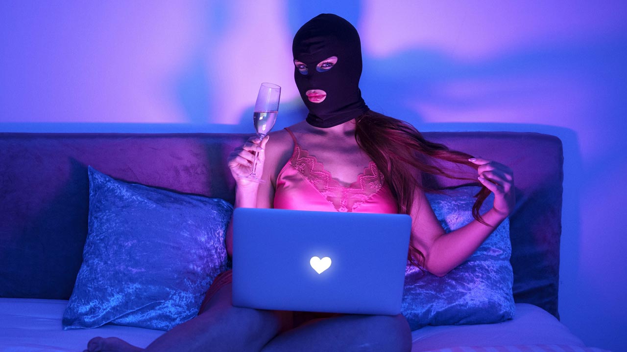 Fenomén OnlyFans u vás v obýváku. Virtuální přítelkyně jsou online