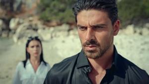 Vysmívaná vášnivá sága Netflixu vrcholí. Trailer slibuje mafiánskou válku