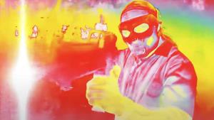 Nejdivnější thriller roku má zabijáky, démony a termovizi. Trailer láká na jedinečnou podívanou