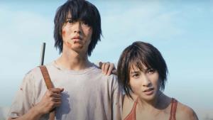 Zvrácený sci-fi seriál Netflixu se vrací. Trailer slibuje vánoční jatka plná krve