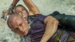 Boj o přežití začíná! Sériový vrah nahání Charlize Theron v drsném traileru