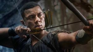 Prsteny moci čeká velká bitva. Nové záběry ukazují střet Arondira s obřím skřetem