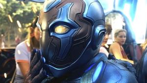 Tuna akce a babička s rotačákem. Přehlížený superhrdina baví ve velkolepém traileru