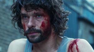 Krvavý svět zabijáků ve skvělém traileru. Keira Knightley jde na Netflixu přes mrtvoly