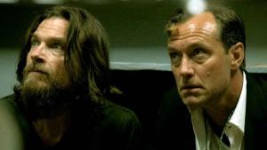 Nejlepší kriminálky roku míří na Netflix: Trailery slibují napínavou podívanou od brilantních tvůrců