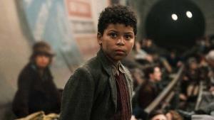 Hrůzy Blitzkriegu ve skvělém traileru. Matku a syna dělí kilometry hořících trosek