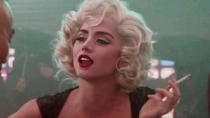 Netflix ukázal trailer na mládeži nepřístupný film s krásnou bondgirl