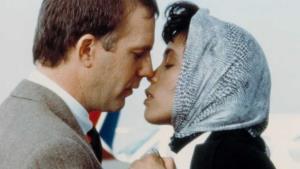 Romantický Osobní strážce dostane nový film. Houston a Costner kdysi uhranuli generaci