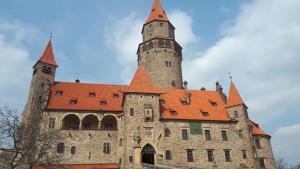 Netflix opět natáčí v Česku, tentokrát na hradě Bouzov