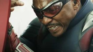 Černý Kapitán Amerika sestřeluje stíhačky v akcí nabitém traileru problematické Marvelovky