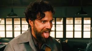 Henry Cavill vraždí nacisty v krvavém traileru na britské Hanebné pancharty