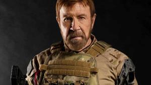 Chuck Norris se po 10 letech vrací v nové sci-fi. První fotky ho ukazují v plné akci