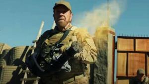 Chuck Norris v akčním traileru kosí padouchy rotačním kulometem. Vrací se po 12 letech