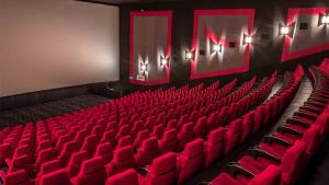 K otevření kin dojde 24. května. Půjdeme do nich s respirátory a testem?