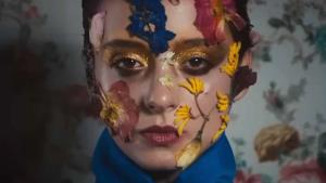 Režisér kultovního Drive natočil nový thriller pro Netflix. Trailer slibuje temnou jízdu