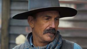 Snílek Costner se topí v problémech. Hazard s životním projektem mu zničil život