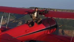 Tom Cruise riskuje život na křídlech dvouplošníku. Geniálním videem láká lidi do kin