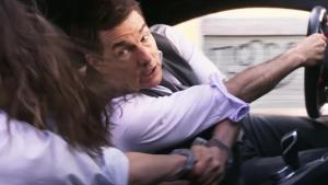 Za volantem v poutech a bez triků. Tom Cruise vytírá zrak dalším kaskadérským kouskem