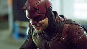 První krvavá marvelovka klamala. První diváci přesto chválí akci, hrdinku Echo i Daredevila