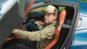 Iron Man má vlastní Top Gear! Downey Jr. v traileru předělává luxusní sbírku veteránů