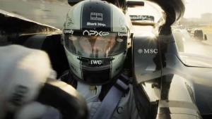 Největší závodnický film roku ve velkolepém traileru. Spektákl s Pittem stál neskutečné peníze