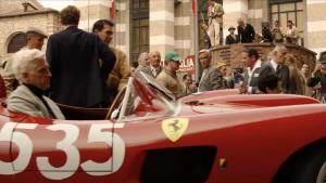 Závodnická pecka o Ferrarim ve famózním traileru. Režisér Nelítostného souboje válí