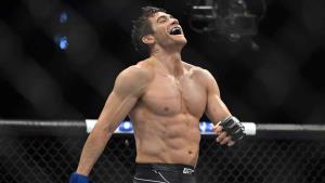 Jake Gyllenhaal odhalil břišáky z oceli. Ve videu snese 20 ran pěstí