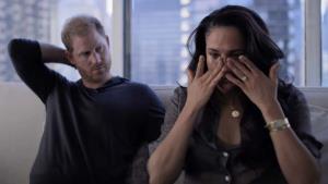 Nejkontroverznější seriál Netflixu slibuje odhalení královských poměrů. Dorazí ve dvou částech