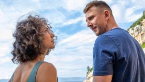 Policie Hvar začne zábavně a vtipně. Pak spadne do kriminální rutiny