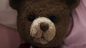 Nový hororový hit ve zneklidňujícím traileru. Tohohle plyšáka doma nechcete