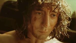 Největší favorit letošních Oscarů ve skvělém traileru. Drsní wrestleři chtějí zničit DiCapria