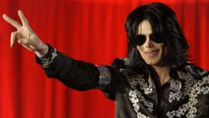 Král popu Jackson ožívá na první fotce očekávaného filmu. Dokonale ho ztvární příbuzný