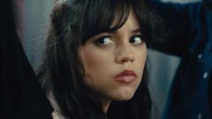 Hvězda Wednesday v hororové revoluci. V napínavém traileru chce vrahovi zakroutit krkem