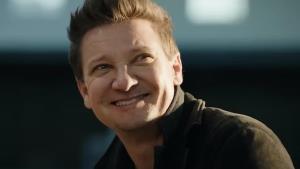 Jeremy Renner se po přejetí pluhem vrací do formy. Ukázal makačku v posilovně