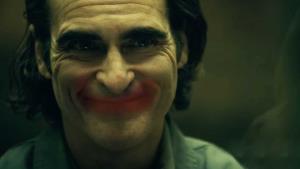 Nejslavnější klaun je zpátky! Joker 2 v prvním traileru prchá z blázince