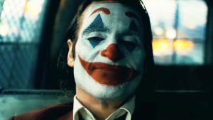 Joker 2 ve velkolepém traileru dává lidem, co chtějí. Nebezpečný psychopat čelí soudu století