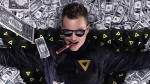 Kazma ukázal čiré dno. Rozsypaný milion dolarů sebrali lidé s igelitkami