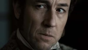 Prezidentův vrah nesmí utéct. Nový historický thriller láká skvělým trailerem