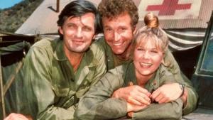 Kultovní M*A*S*H měl být plný nevěry. Televize Hawkeye změnila