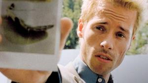 Podívejte se Nolanovi do hlavy. Tvůrce Oppenheimera ve videu dokonale vysvětlil geniální Memento