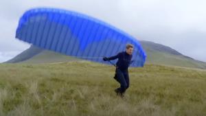 Tom Cruise si hraje se smrtí. Podívejte se, jak létá pekelnou rychlostí metr od ostrých skal