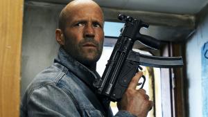 Jason Statham zabije vše, co mu stojí v cestě. Trailer akčního nářezu má mord harpunou i hákem na ryby