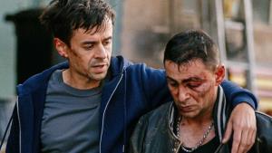 Řezník se vysmívá Pelíškům. Nekompromisní trailer slibuje nejdrsnější komedii roku