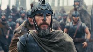 Největší film léta vypadá božsky. Nolanova Odyssea ukázala bitvu s obry i kyklopem