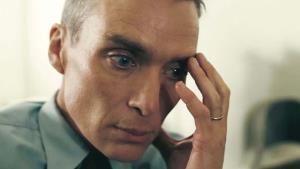 DiCaprio a Barbie vyhořeli. Převratný ročník Zlatých glóbů vyhrála síla atomu i korporátní boje