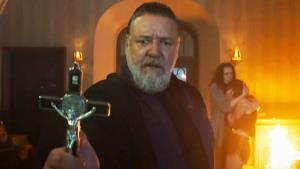Russell Crowe nekompromisně vymítá démony. V traileru řádí jako skutečný exorcista