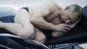 Putin mlátí lidi a vyhlašuje války v bláznivém traileru. Tvůrci se chlubí revolučním zpracováním